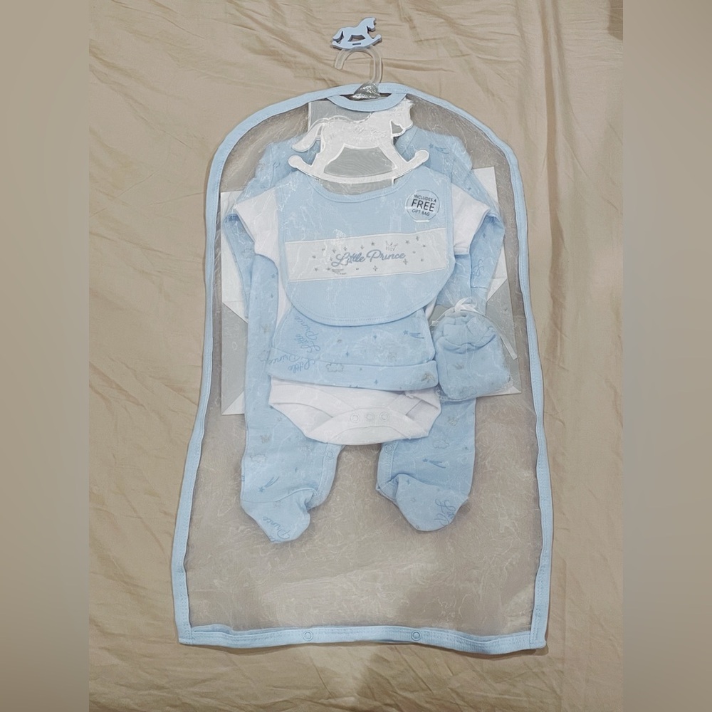 Rock a Bye Baby Boutique 5 piece hanging gift set (2 bodysuits, hat, mitts, bib)